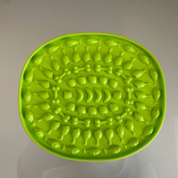 Pets Slow Feeding Silicone Mat, bright green - Picture 1 of 3